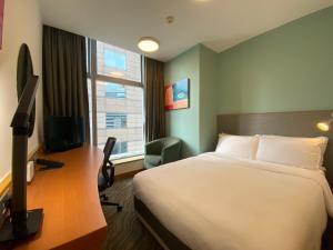 TV a/nebo společenská místnost v ubytování Holiday Inn Express Hong Kong Causeway Bay by IHG