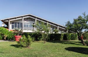 um edifício com um sinal na lateral em Belambra Clubs Capbreton - Les Vignes em Capbreton