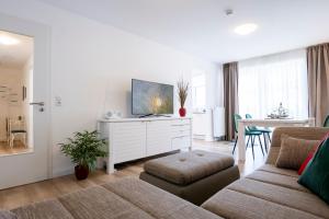 - un salon avec un canapé et une télévision dans l'établissement Memelstraße 7 Strandgut, à Dahme