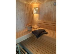 een sauna met een emmer erin bij Ferienhaus Diemelblick in Heringhausen