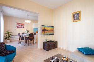 sala de estar con sofá y mesa en Exclusive Center Apartments, en Zadar