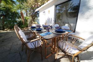 a wooden table with chairs and a tableasteryasteryasteryasteryasteryasteryasteryastery at Villa Le Palme in Ischia