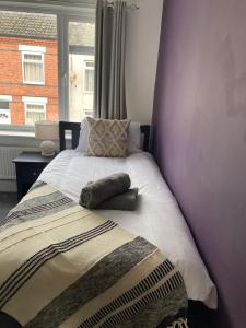 łóżko z poduszką w sypialni w obiekcie The Dockyard w mieście Goole