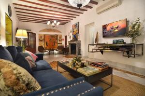 a living room with a blue couch and a table at La Casa de los Coy in Mula