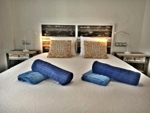 A bed or beds in a room at Ap MAJORERO CALETA Még 16 kép