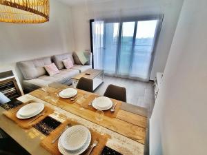 ein Wohnzimmer mit einem Tisch und einem Sofa in der Unterkunft Ap MAJORERO CALETA in Caleta de Fuste