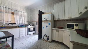 Кухня или мини-кухня в Piscina, Churrasqueira, Wi-Fi, SmartTv, 4dorm, Comércios na porta
