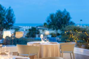 un tavolo con bicchieri di vino sul balcone di Hotel Continental a Rimini
