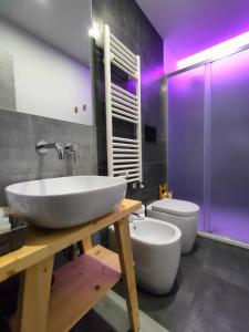 A bathroom at Central Rooms Matera