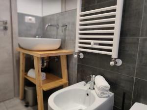 A bathroom at Central Rooms Matera