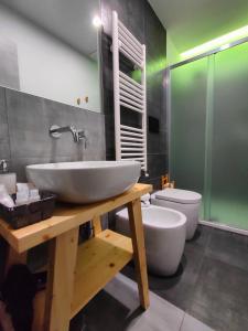 A bathroom at Central Rooms Matera