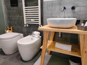 A bathroom at Central Rooms Matera