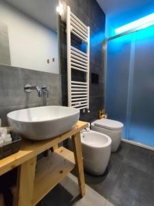 A bathroom at Central Rooms Matera