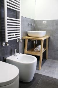A bathroom at Central Rooms Matera
