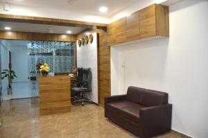 an office with a chair and a desk in a room at Hotel Newyork Inn in Anand
