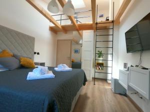 1 dormitorio con 1 cama con toallas en Gavan Room en Cres