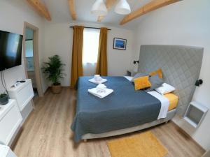 sypialnia z dużym łóżkiem z dwoma ręcznikami w obiekcie Gavan Room w mieście Cres