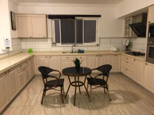 Η κουζίνα ή μικρή κουζίνα στο Serene 1 bedroom Apartment with Pool and Free Parking