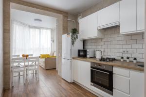 維什涅韋的住宿－0102 Sofia Residents apartment，厨房配有白色橱柜和白色冰箱。