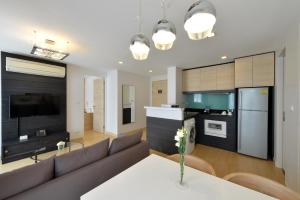 Kuchyň nebo kuchyňský kout v ubytování Arize Hotel Sukhumvit