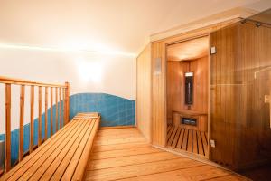 Habitación con escalera de madera y puerta de madera en Hotel Elena, en Saint Vincent