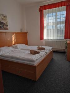 Postel nebo postele na pokoji v ubytování Penzion a Restaurace Bělecký Mlýn