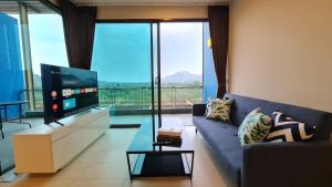een woonkamer met een bank en een tv bij 360 Panoramic View in Khaoyai in Nong Nam Daeng