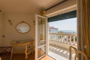 a room with a balcony with a view of the ocean at Hotel Belvedere in Forte dei Marmi