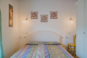 A bed or beds in a room at Appartamenti Straccoligno