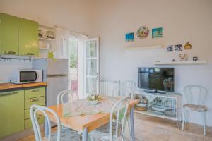 A kitchen or kitchenette at Appartamenti Straccoligno