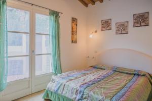 A bed or beds in a room at Appartamenti Straccoligno