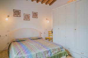 A bed or beds in a room at Appartamenti Straccoligno