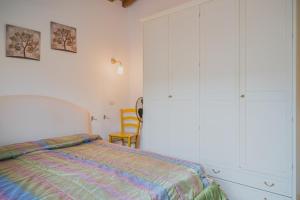 A bed or beds in a room at Appartamenti Straccoligno