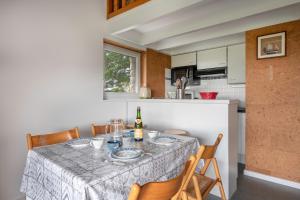 - une cuisine avec une table et une bouteille de vin dans l'établissement Appartement accueillant pour 4 personnes, a quelques metres de la plage, à Saint-Gildas-de-Rhuys