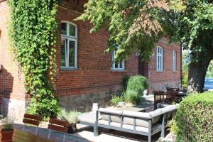 two benches sitting in front of a brick building at Hotel Sankt Georg in Neubrandenburg