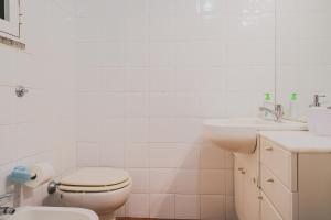A bathroom at Appartamenti Straccoligno