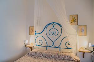 A bed or beds in a room at Appartamenti Straccoligno