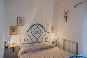 A bed or beds in a room at Appartamenti Straccoligno