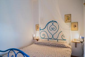 A bed or beds in a room at Appartamenti Straccoligno