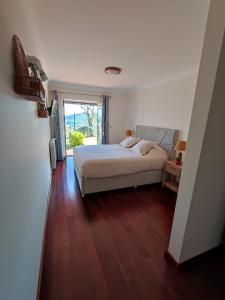 - une chambre avec un lit et une porte coulissante en verre dans l'établissement Fátima-Ourém - Quinta da Luz - breakfast included, à Ourém