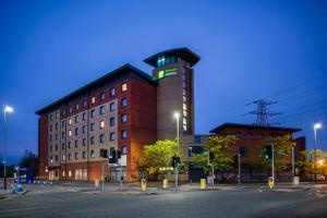 un edificio en una calle de la ciudad por la noche en Holiday Inn Express Leicester City, an IHG Hotel en Leicester