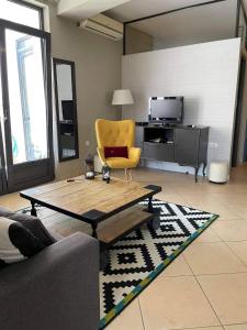 salon ze stolikiem kawowym i krzesłem w obiekcie Moonstone house B w mieście Mitylena