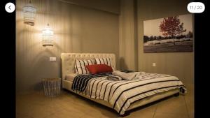 ein Schlafzimmer mit einem Bett mit einem Bild an der Wand in der Unterkunft Moonstone house B in Mytilini
