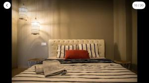 ミティリニにあるMoonstone house Bのベッドルーム1室(赤い枕付きのベッド1台付) +4枚の写真