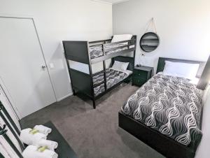 Homestead Motor Inn & Apartments في بنديجو: غرفة نوم مع سرير وسرير بطابقين