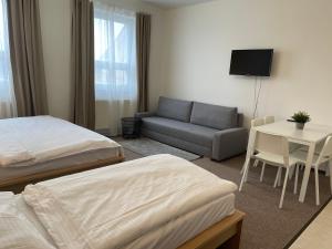 Letto o letti in una camera di Hotel Koruna