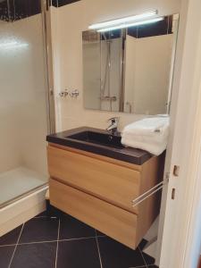 un baño con lavabo y ducha en ✪ Appt. Rénové - Vue sur mer ✪, en Quiberon