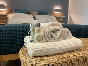 einen Korb mit Handtüchern auf dem Bett in der Unterkunft Casa novellagiovanni, relax mare bellezza in Alcamo