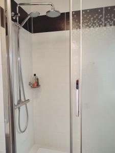 y baño con ducha acristalada. en ✪ Appt. Rénové - Vue sur mer ✪, en Quiberon 16 fotos más