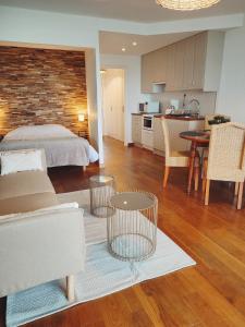 Cet appartement comprend une chambre avec un lit, une cuisine et un salon. dans l'établissement ✪ Appt. Rénové - Vue sur mer ✪, à Quiberon